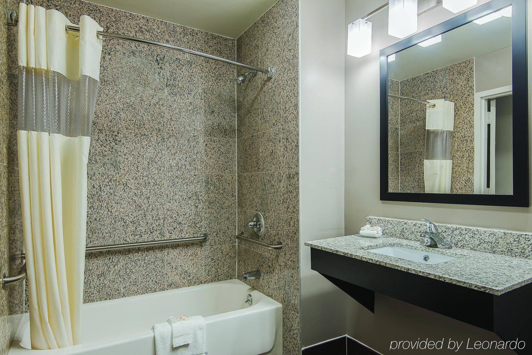 La Quinta Inn & Suites by Wyndham Brooklyn East - photo 30