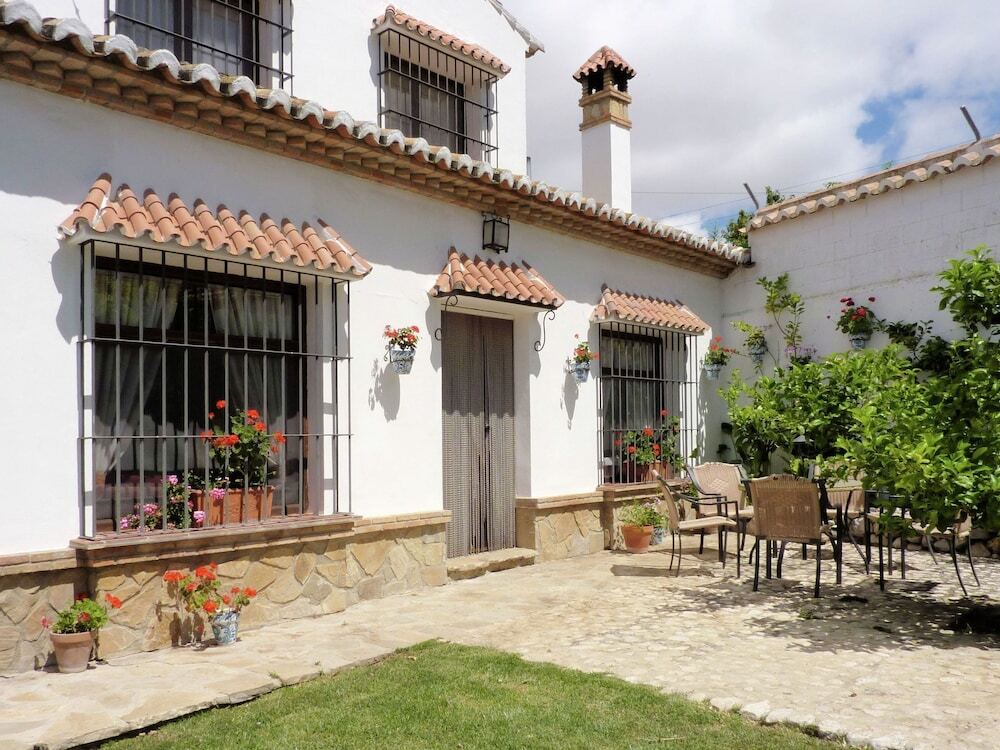 Countryside Cottage with Pool — 4-Star Luxury Hotel in Antequera, Spain
