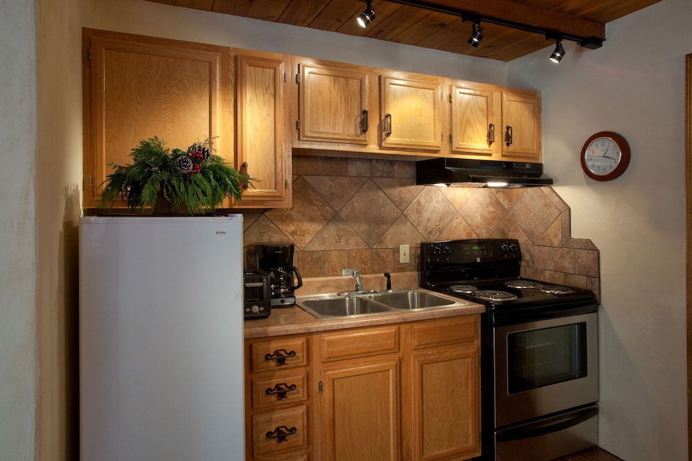 Cottam's Lodge by Alpine Village Suites - photo 23