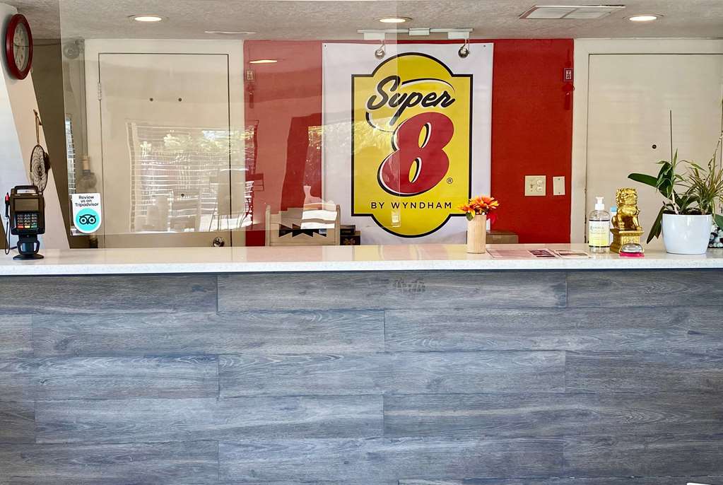 Super 8 by Wyndham Albuquerque Downtown - photo 3