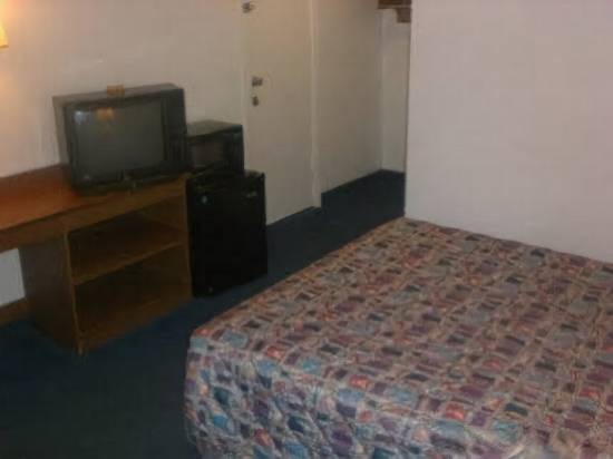 Quad City Inn - photo 9