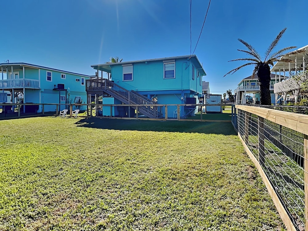 Coastal Den by Ryson Vacation Rentals — 4-Star Luxury Hotel in Galveston, United States