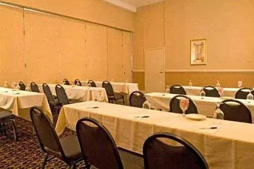 Regency Inn & Suites Memphis Airport - photo 2