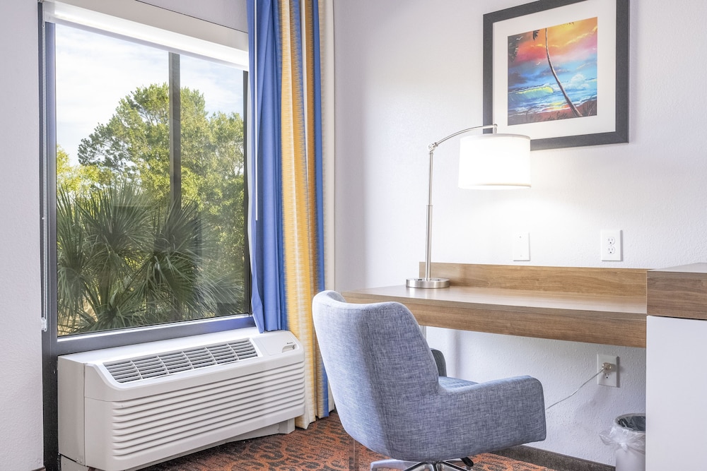 Hampton Inn Spring Hill - photo 25