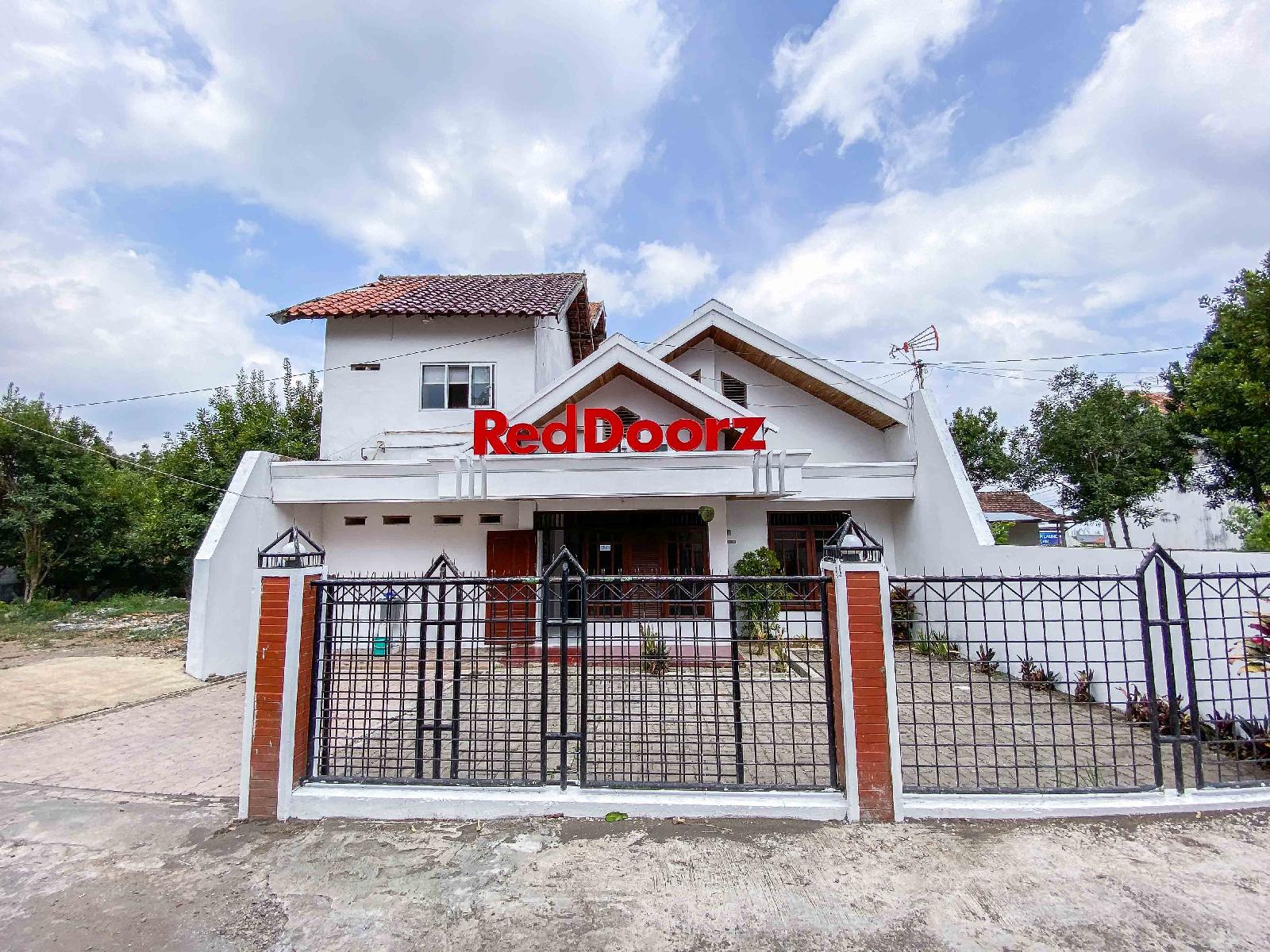 RedDoorz near Eco Green Park Batu in Batu, Indonesia