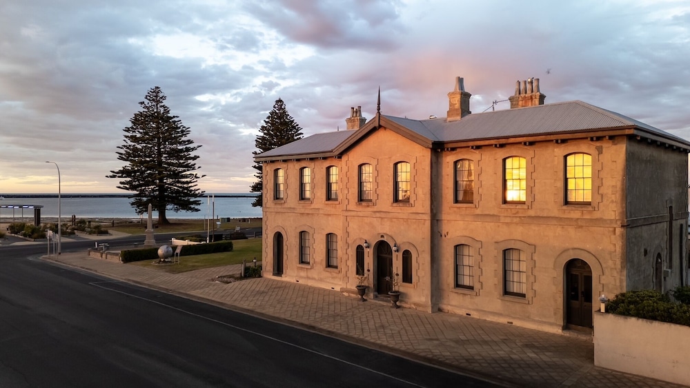 The Customs House B&B — 4-Star Luxury Hotel in Mount Gambier, Australia