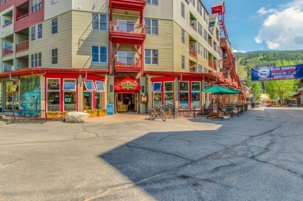 Luxury 3 Bedroom Mountain Condo in River Run Village with Beautiful Mountain Views and Walking Distance to Ski — 4-Star Luxury Hotel in Keystone, United States