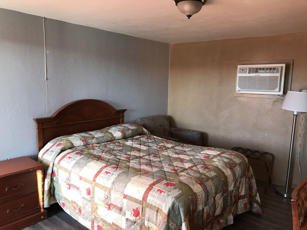 C&H Motel El Dorado Springs - photo 8
