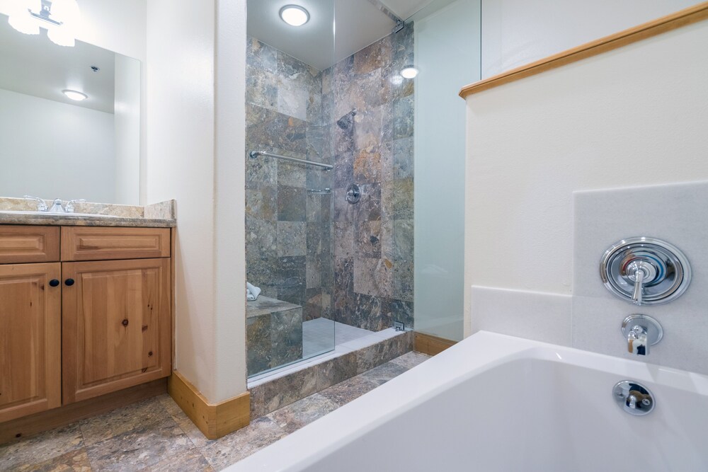 Bear Creek Lodge 309c 1 Bedroom Hotel Room by Alpine Lodging Telluride - photo 4