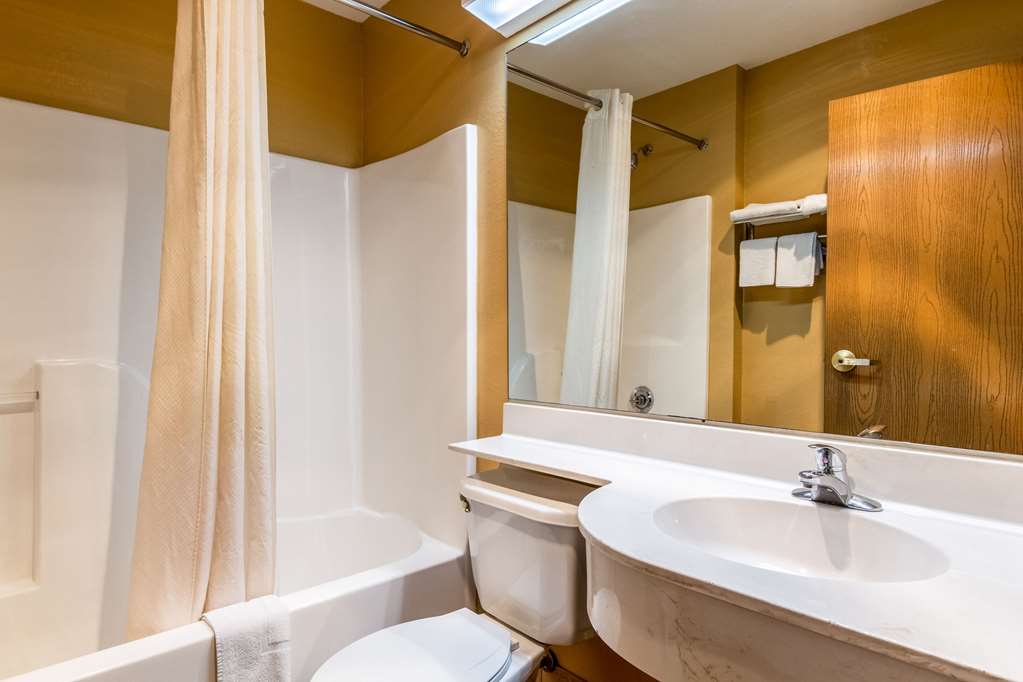 Econo Lodge Inn & Suites Evansville East - photo 13