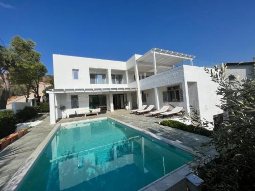 Saronida Boutique Villa Private Pool Sea views Lovely Gardens & Roof Terrace — 4-Star Luxury Hotel in Saronida, Greece