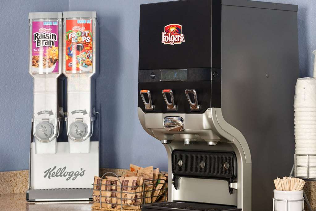Days Inn & Suites by Wyndham Green Bay WI. - photo 37