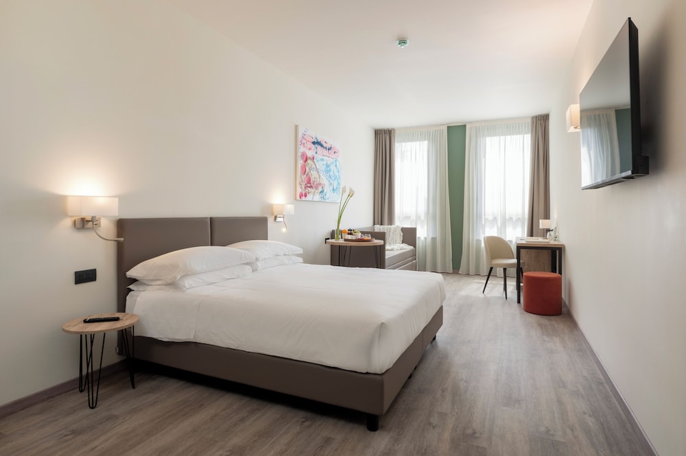 Plaza — 4-Star Luxury Hotel in San Martino Siccomario, Italy