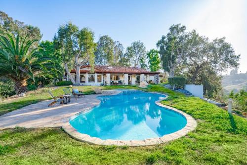 Casa Via Zara Sweeping Mountain Views with Pool — 4-Star Luxury Hotel in Fallbrook, United States