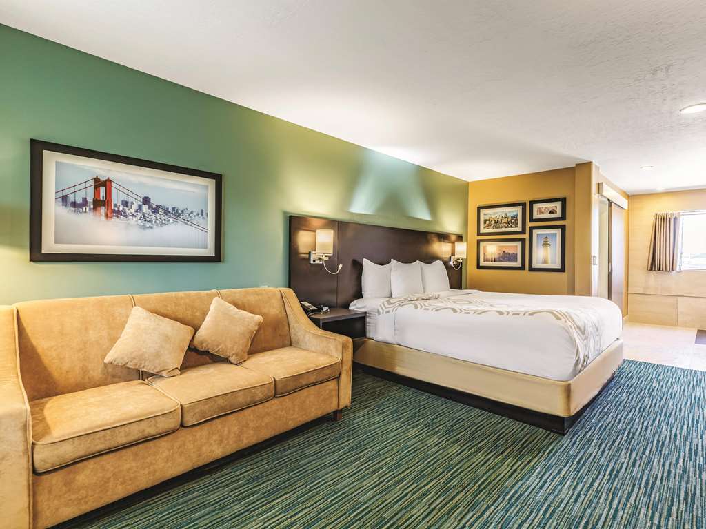 La Quinta Inn & Suites by Wyndham San Francisco Airport West - photo 32