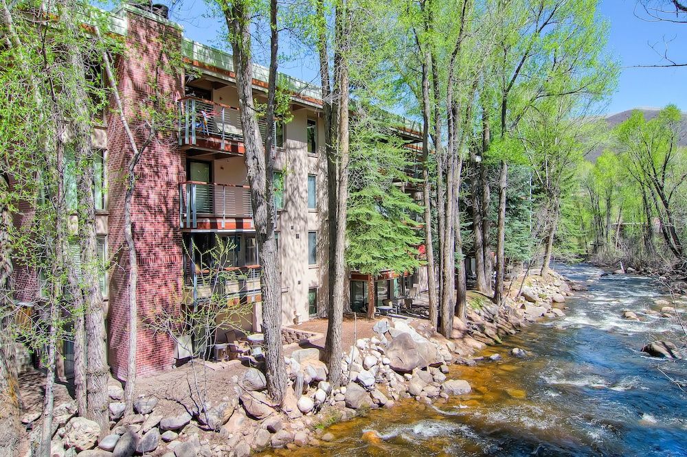 Chateau Roaring Fork - carbon neutral hotel in Aspen