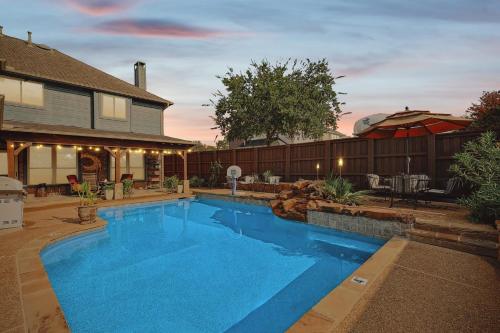 Vista Valley Vacay 5 BD w Pool & Cinema — 4-Star Luxury Hotel in Lewisville, United States