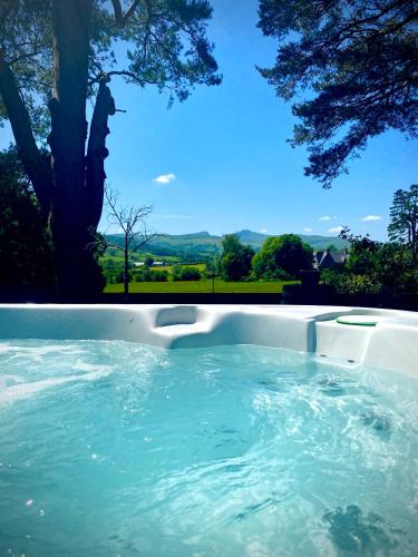 Mountain View Cottage Hot Tub Stunning Views — 4-Star Luxury Hotel in Brecon, United Kingdom