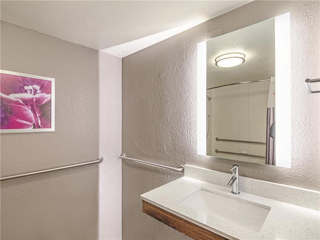 La Quinta Inn & Suites by Wyndham Austin Airport - photo 28