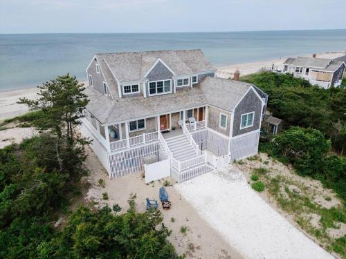 Oceanfront Beach House 4 Bdrms — 4-Star Luxury Hotel in East Sandwich, United States