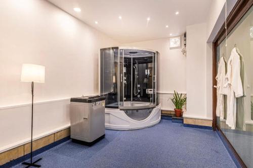 Penthouse with Jacuzzi steam bath &foot massage