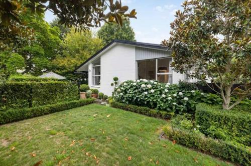 Royalty on Princes in Cambridge, New Zealand