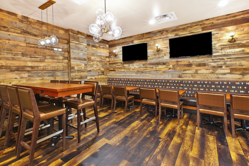 Holiday Inn & Suites Bolingbrook by IHG - photo 40