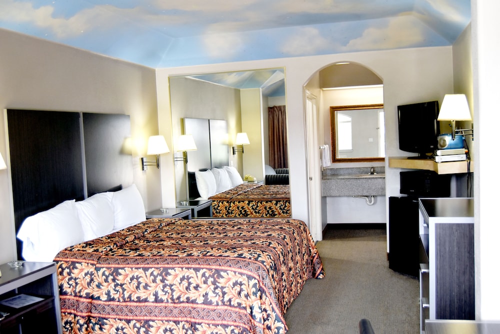 Camelot Inn & Suites Highway 290 NW Freeway - photo 15