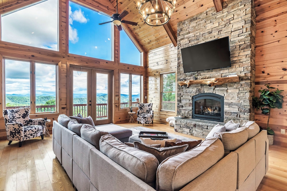 Game Rooms and Views Spacious Mtn Cabin in Murphy — 4-Star Luxury Hotel in Murphy, United States