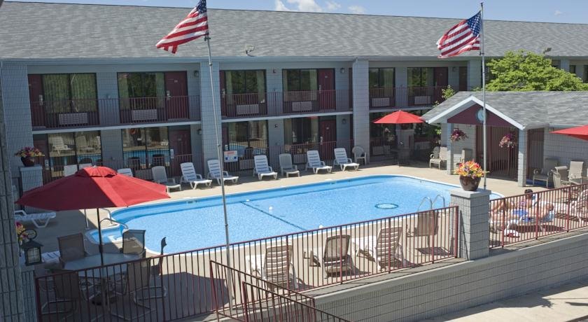 Ramada By Wyndham Branson - carbon neutral hotel in Branson