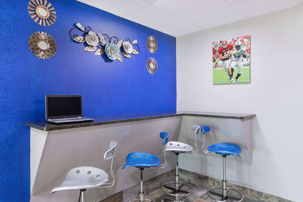 Microtel Inn & Suites by Wyndham Tuscaloosa East - photo 16