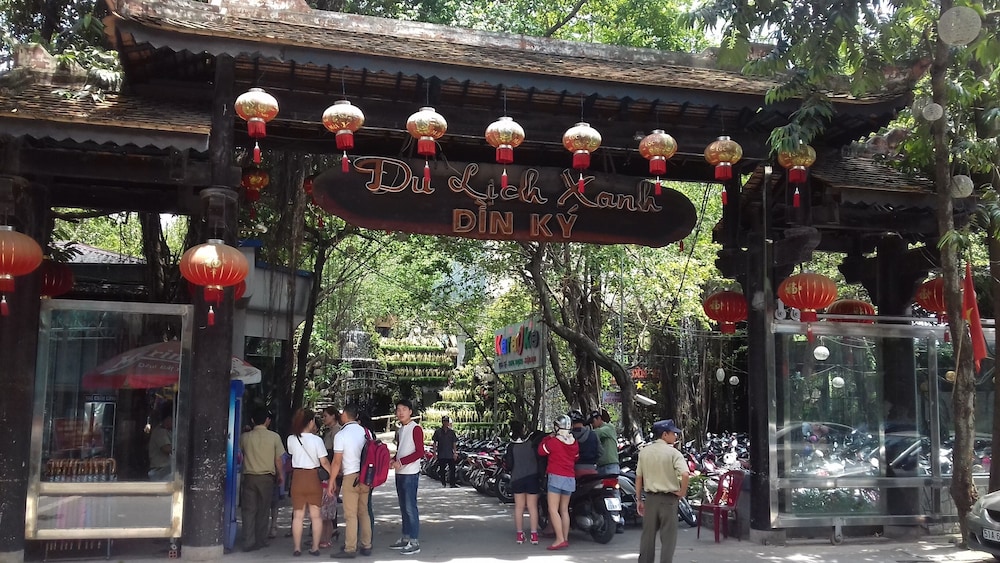 Khách sạn Dìn Ký Cổng Chào Bình Dương in Thu Dau Mot, Vietnam