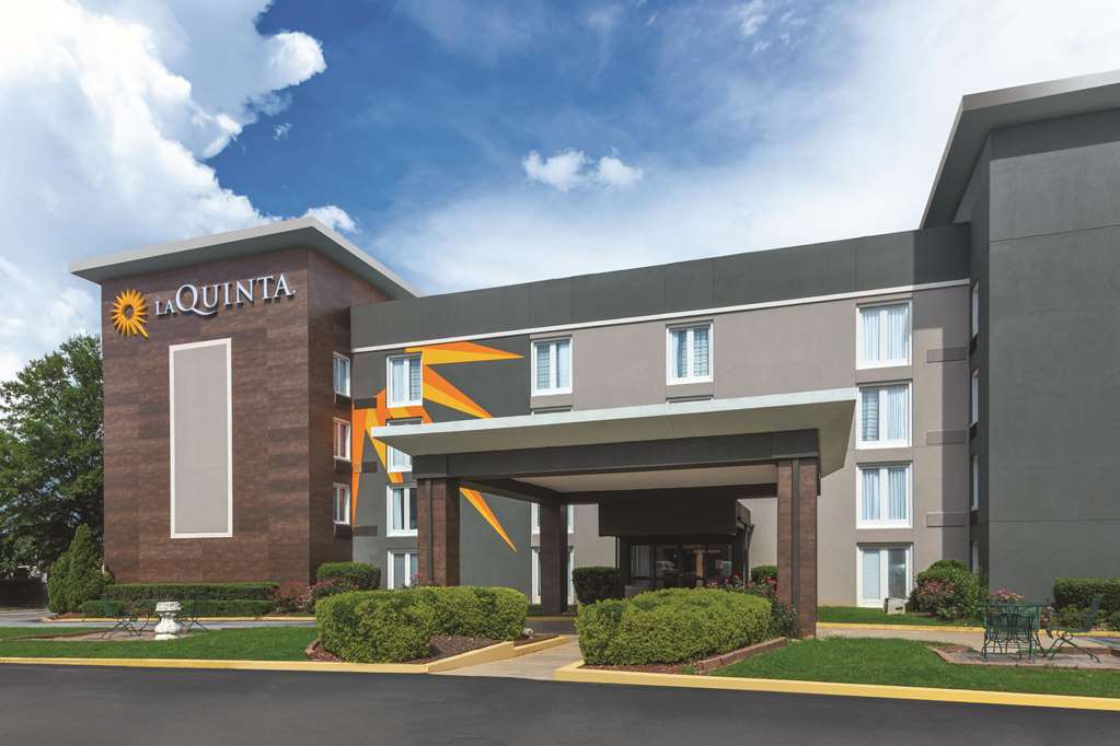 La Quinta Inn & Suites by Wyndham Atlanta Airport South - photo 4