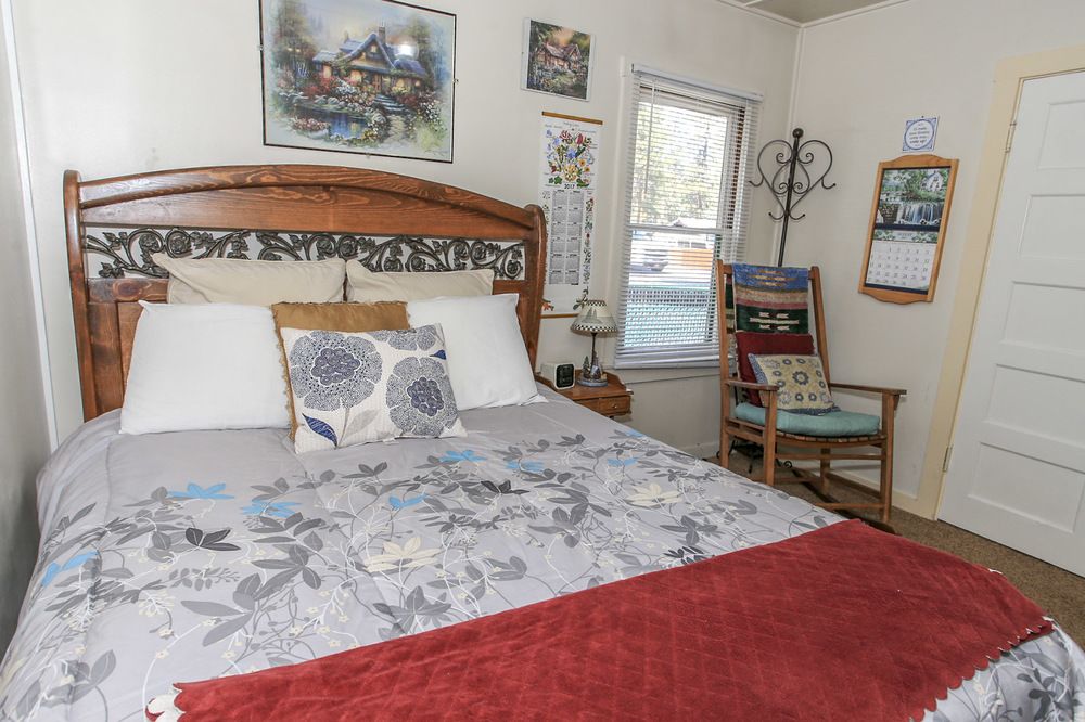 Enchanted Bear - carbon neutral hotel in Big Bear City