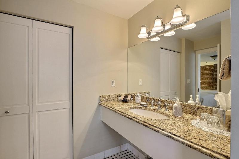 The Presidents Quarters Inn - photo 48