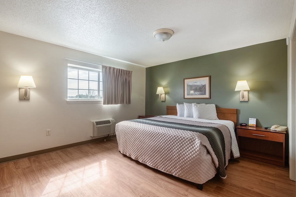 HomeTowne Studios & Suites by Red Roof Charlotte Concord - photo 6