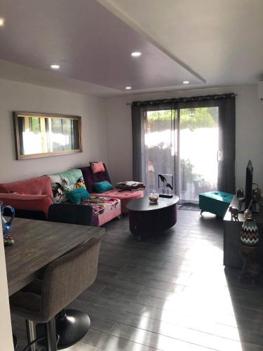 Agay Le Pti Bonheur 60m2 Rez de Jardin En Bord de Mer in Saint-Raphael, France