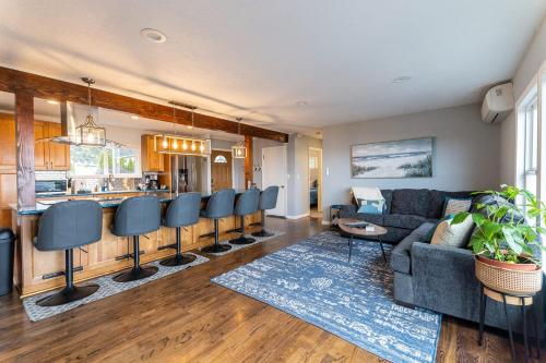 Stayinmydistrict Garibaldi Bay Views — Belmont