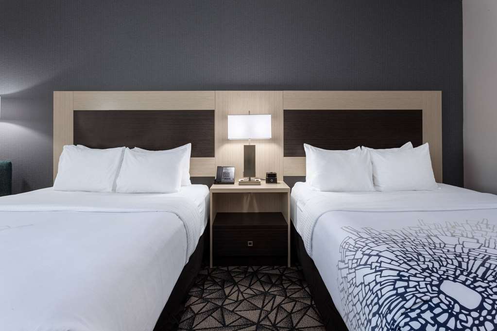 La Quinta Inn & Suites by Wyndham Shorewood - photo 18