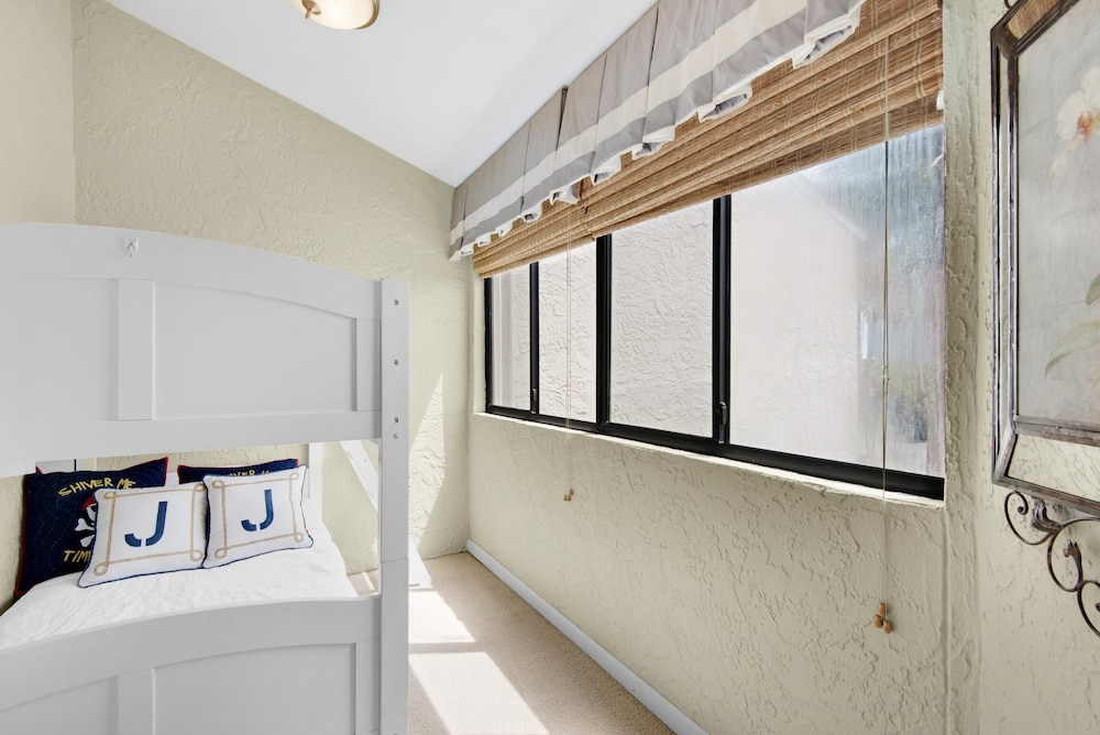 Shoreline Towers Townhouse 4 1 - photo 4