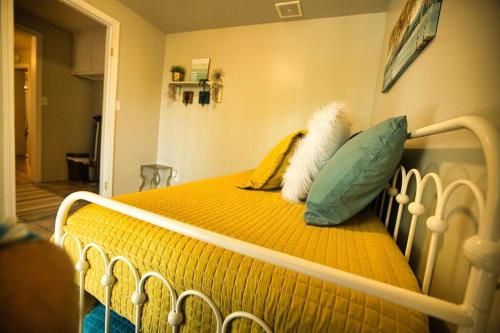 Gigi's Spacious Lakefront with Boat Ramp Access Newly Remodeled Sleeps 8 — 4-Star Luxury Hotel in Canadian, United States
