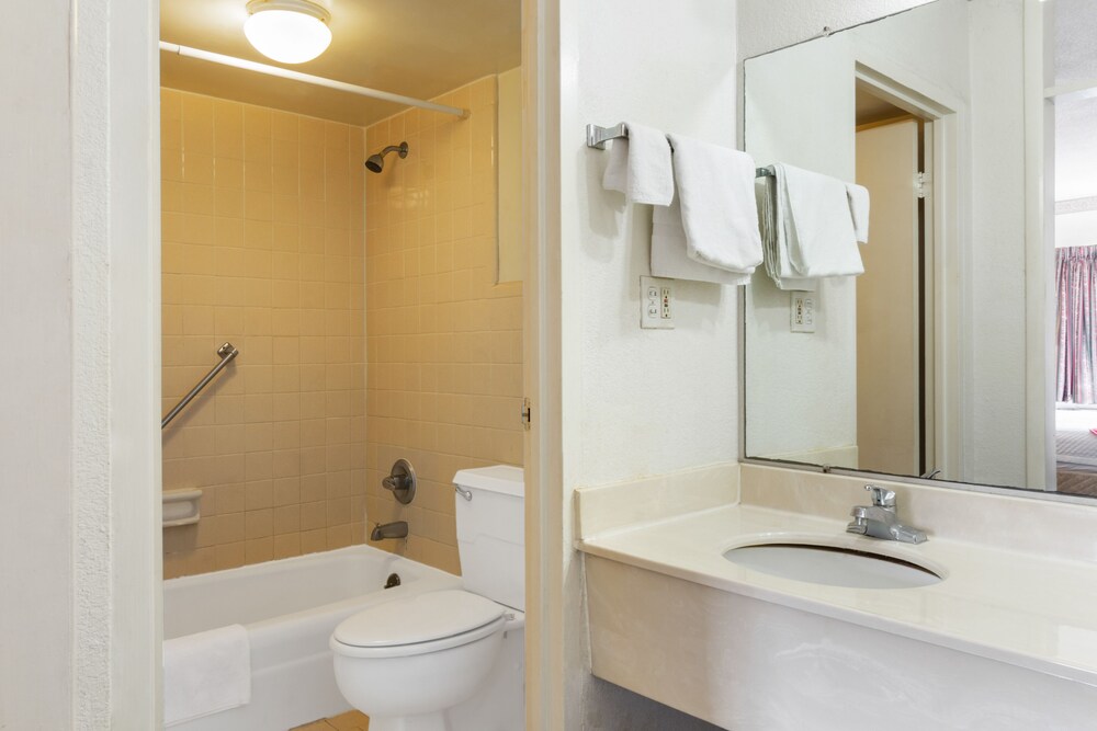 Travelers Place Inn & Suites - photo 31