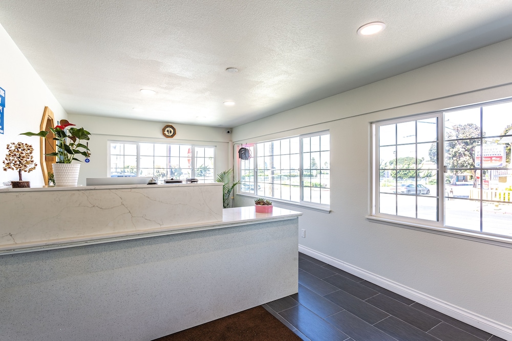 Coastal Breeze Inn - photo 2