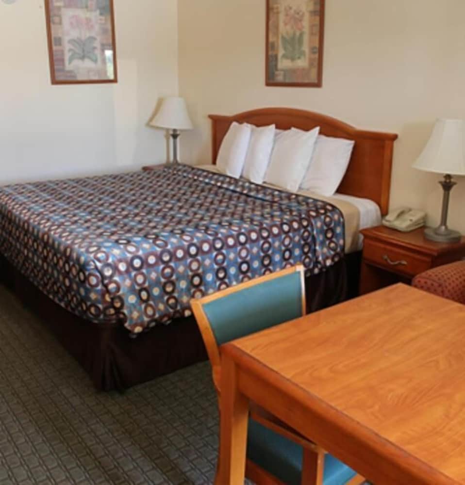 Express Inn and Suites - photo 10