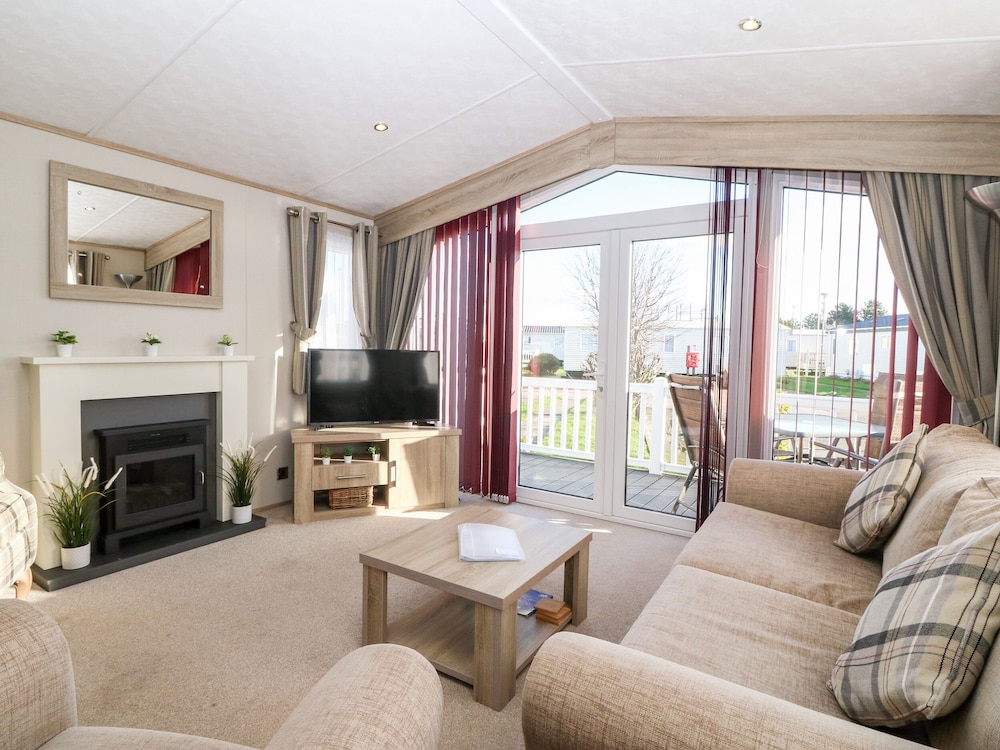 Snape Lodge — 4-Star Luxury Hotel in Abergele, United Kingdom