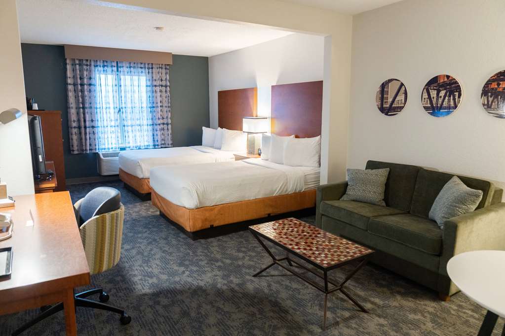 La Quinta Inn & Suites by Wyndham Bannockburn Deerfield - photo 32