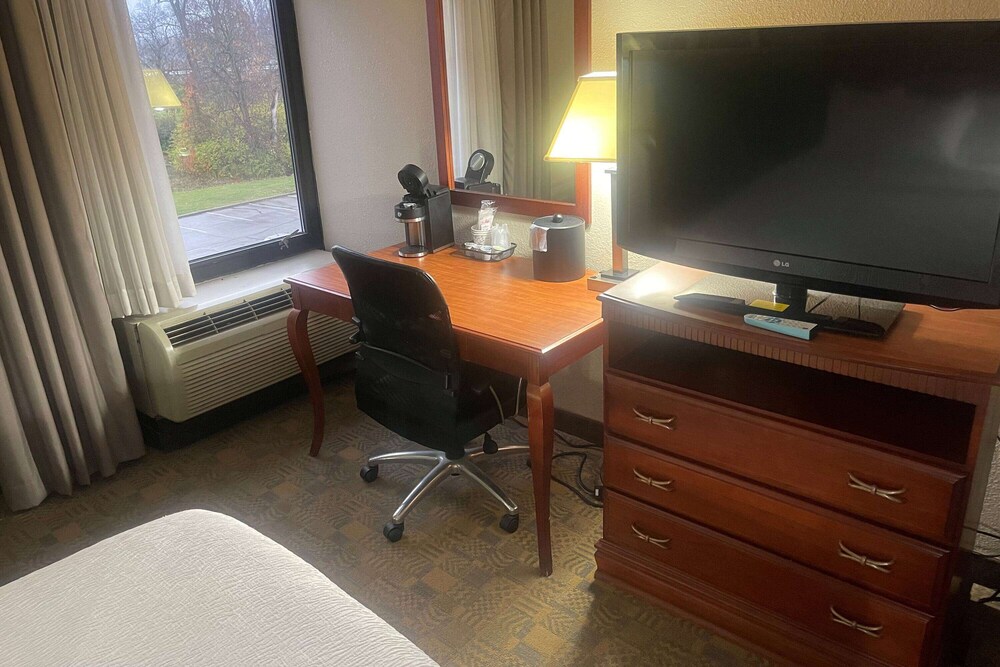 Days Inn by Wyndham Englewood Dayton Airport - photo 13