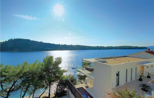 Six Bedroom Holiday Home In Karbuni — 5-Star Luxury Hotel in Blato, Croatia