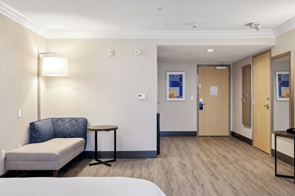 Holiday Inn Express Hotel & Suites Vacaville by IHG - photo 11