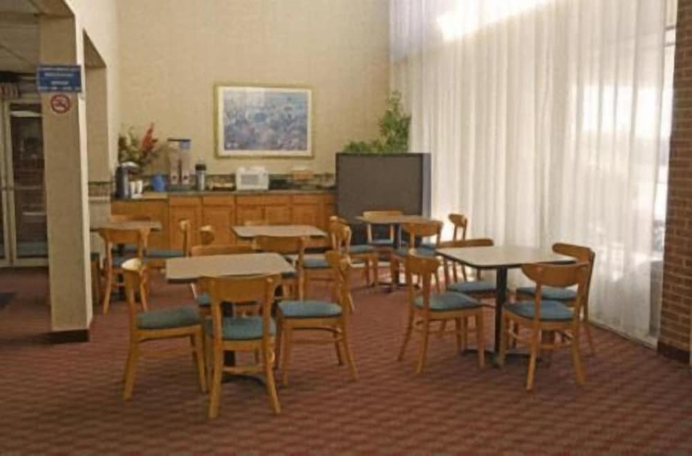 Express Airport Inn - photo 10